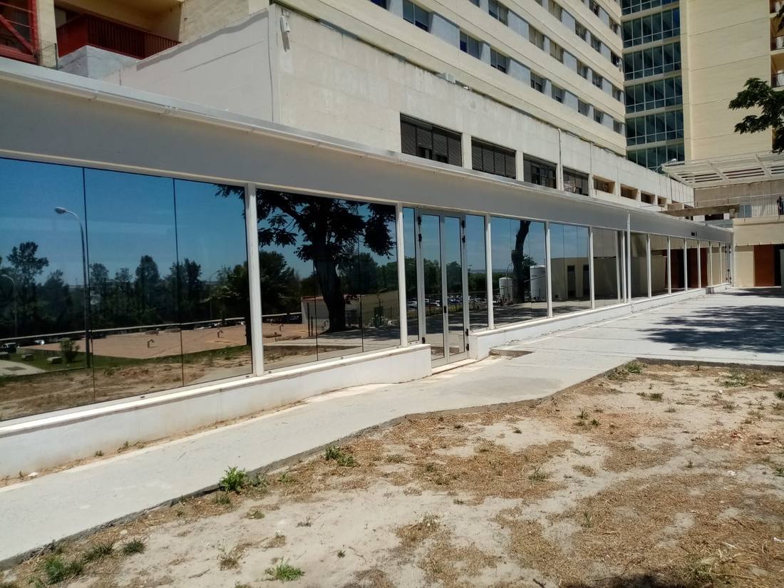 Acristalamiento del Hospital Infanta Elena tras la instalación de láminas solares