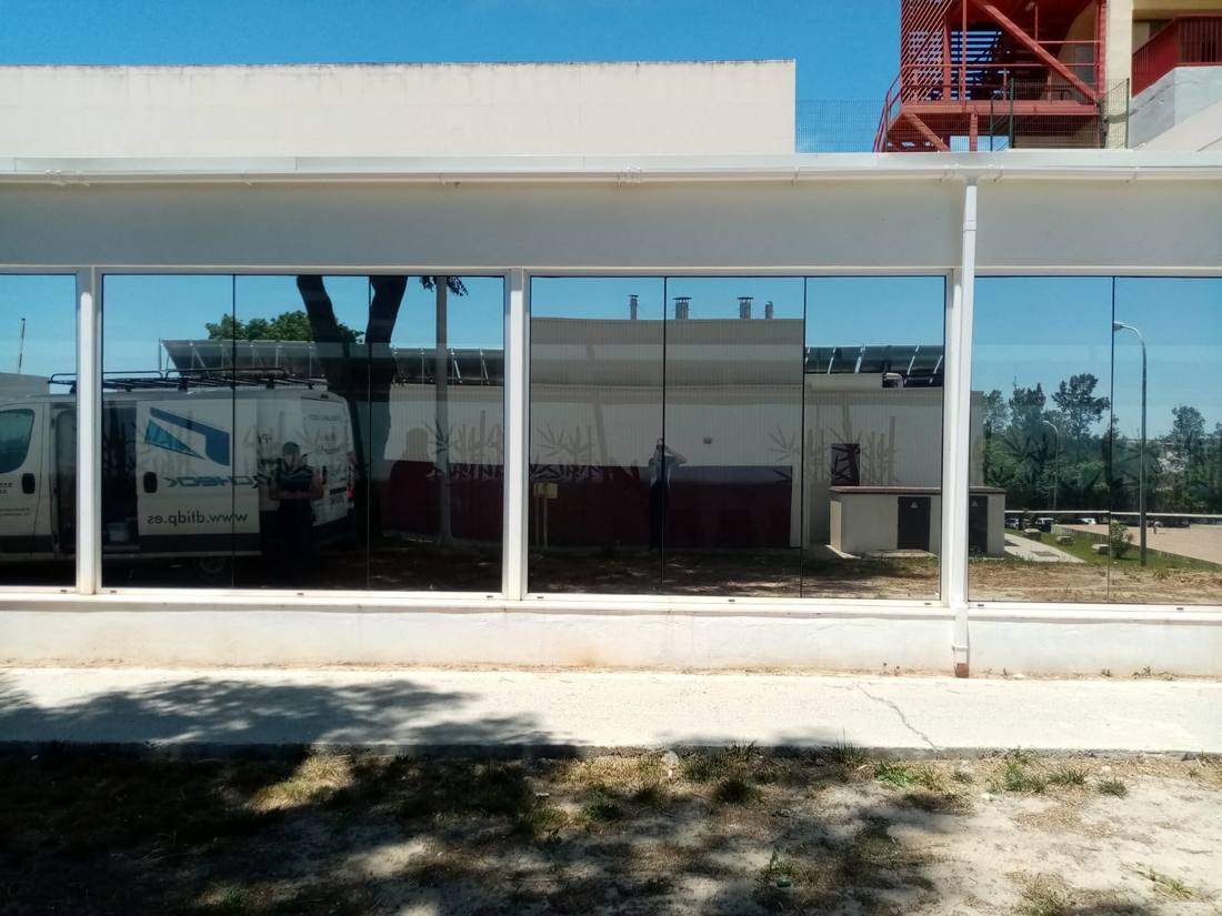 Vista exterior del Hospital Infanta Elena con protección solar